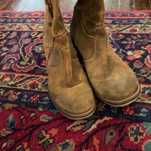 Distressed boots - Picture 3 of 4